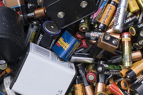 遵化铁厂高价UPS蓄电池回收|电三轮旧电瓶回收价